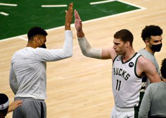 Brook Lopez marca el camino a los Bucks