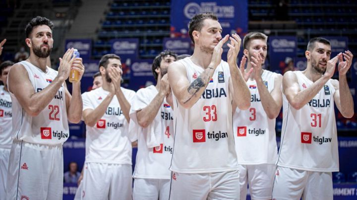 Los jugadores de la selección Serbia saludan a sus aficionados en Belgrado.
