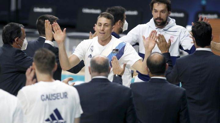 Jaycee Carroll saluda a sus compañeros antes del partido ante el Retabet Bilbao Basket de la Liga Endesa.