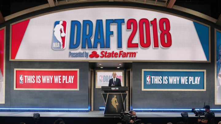 Adam Silver, comisionado de la NBA, presenta el draft de la NBA.