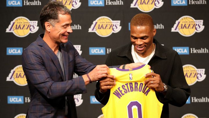 Rob Pelinka, mánager general de Los Angeles Lakers, da su camiseta a Russell Westbrook.