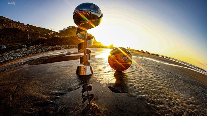 El trofeo de la Supercopa Endesa, que empieza hoy, y el balón oficial del torneo se bañan en las aguas de la playa de Benijo, al norte de la isla de Tenerife, que acoge esta edición.