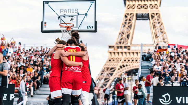 Las jugadoras de la Selección femenina de 3x3 celebran la victoria en la Copa de Europa en París.