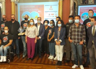 Bayat recoge el premio Paseante de Bilbao con su equipo Bidaideak