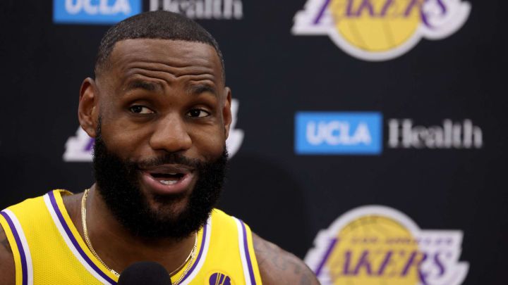 La estrella de los Lakers, LeBron James, confirma que está vacunado y se moja en el debate que domina la NBA en estos momentos.