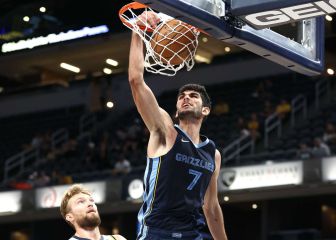 Ridículo de Charlotte con Dallas; Aldama, cerca de un doble-doble