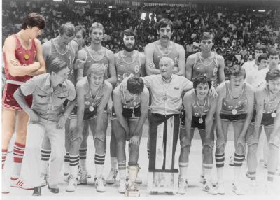 Un jovencísimo Sabonis, a la izquierda, con la Selección de la URSS. En el centro, Tkachenko, arriba, y Gomelski, abajo.