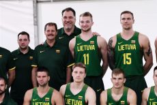 Sabonis, al lado de su hijo Domantas, en una convocatoria de la selección de Lituania.