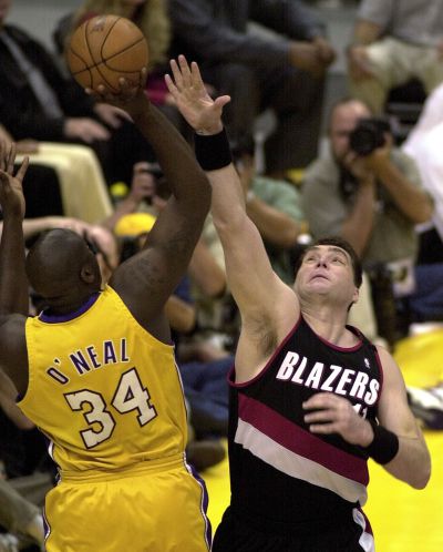 Sabonis defiende a Shaquille O'Neal en un Lakers-Portland.