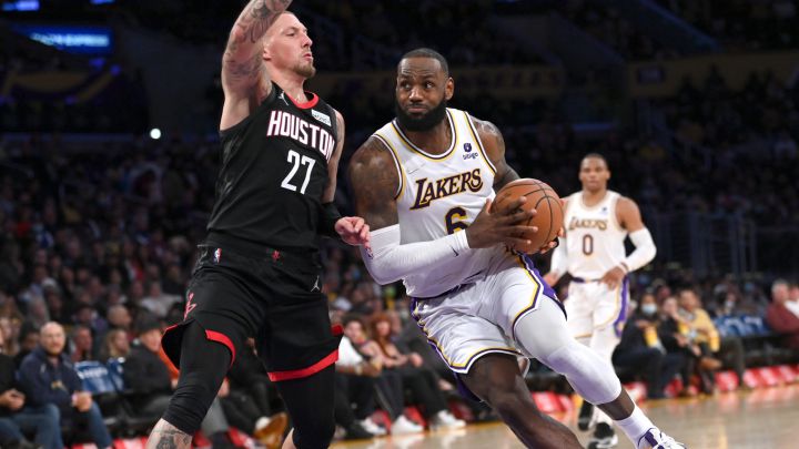 LeBron James penetra ante Daniel Theis en el partido entre Los Angeles Lakers y los Houston Rockets.