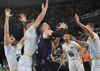 El Bilbao hace los deberes: sale de descenso ante Monbus Obradoiro