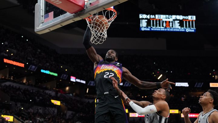 Deandre Ayton, pívot de Phoenix Suns, machaca ante San Antonio Spurs.
