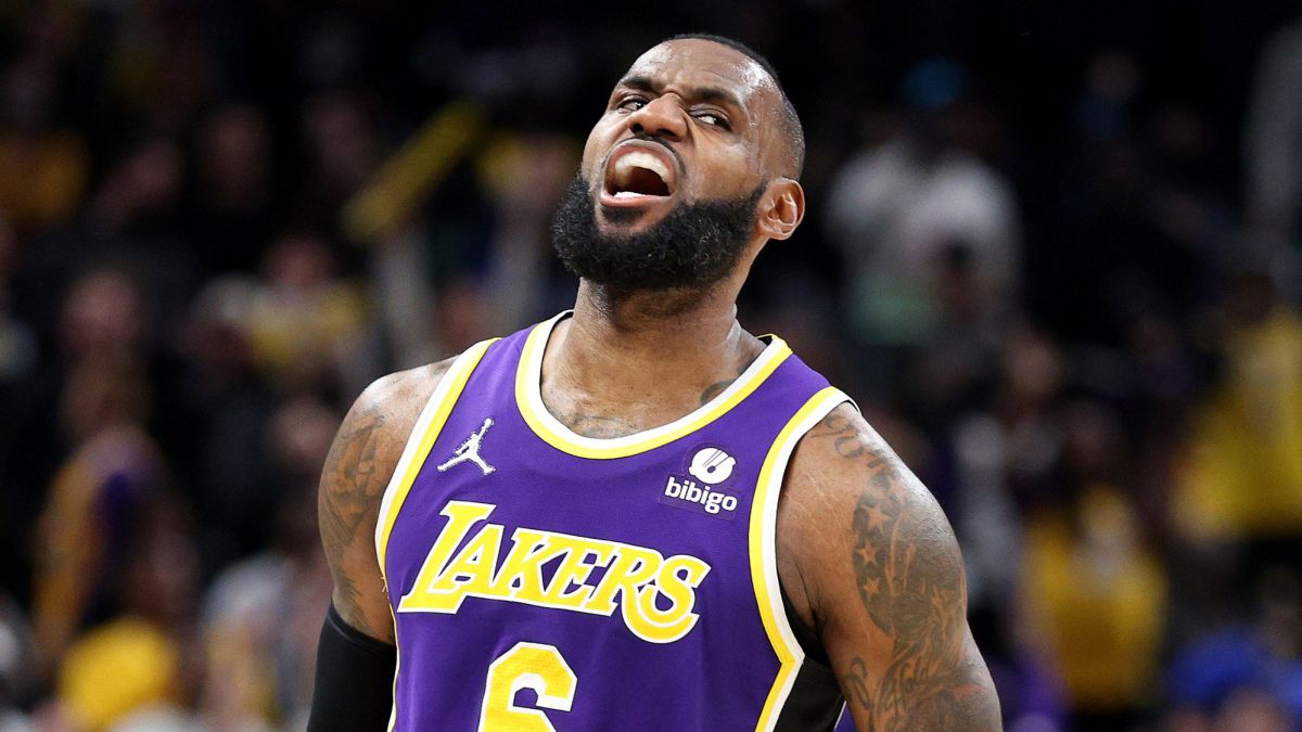 LeBron roars after first penalty game of his career