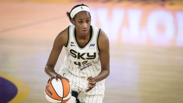 La recientemente campeona de la WNBA con las Chicago Sky, Astou Ndour, respondió a las preguntas de los miembros del NBA Fan Club.