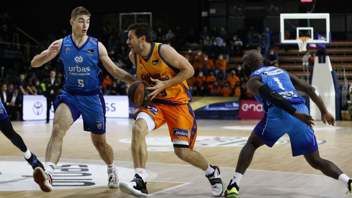 El jugador del Valencia Basket, Sam Van Rossom, dio positivo por covid-19 en una prueba tras el encuentro del sábado en la pista del Urbas Fuenlabrada.