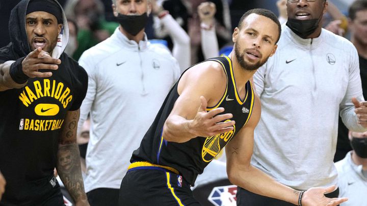 Stephen Curry, tras lanza un triple para Golden State Warriors ante Portland Trail Blazers.