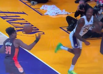 Howard le salta las gafas a un rival y va LeBron y hace esto