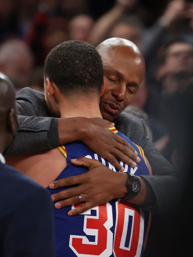 Ray Allen felicita a Curry después de ver batido su récord.