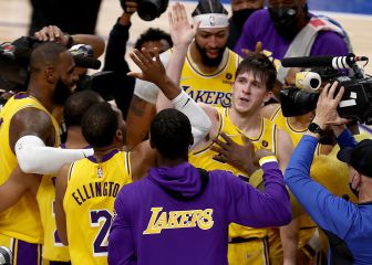 Reaves hace sonreír a los Lakers