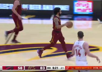 Ricky, andando con la pelota y mirando por el rabillo del ojo... Imaginen la maldad de la jugada