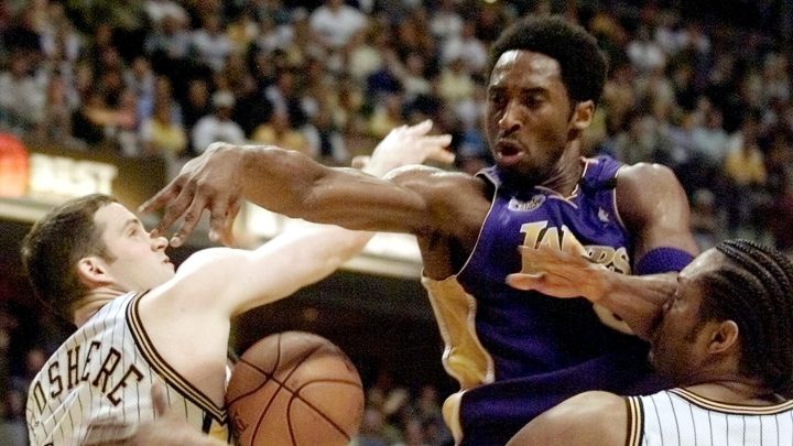 Con Shaq eliminado por faltas, Kobe emergió, lesionado, y llevó a los Lakers a la victoria en el cuarto partido de las Finales de la NBA del 2000. Y Phil Jackson pensó que era Jordan.