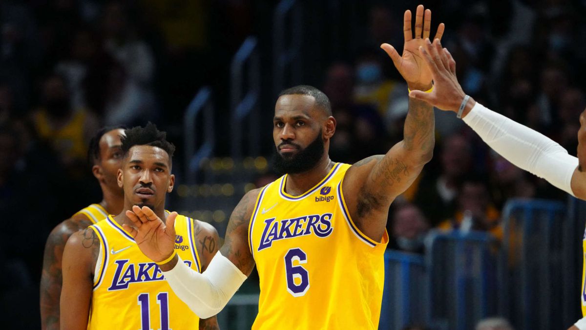 La estrella de los Lakers, LeBron James, puso un mensaje en Twitter en el que se disculpaba con los aficionados por el mal momento del equipo.