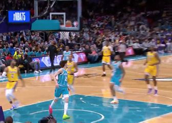 Las cosas de LaMelo: broche con mucha clase para el contragolpe