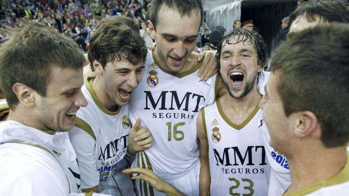 Velickovic, Tomic, Begic, Llull, Suárez y Carroll celebran el título de Copa en el Sant Jordi, el 19 de febrero de 2012.