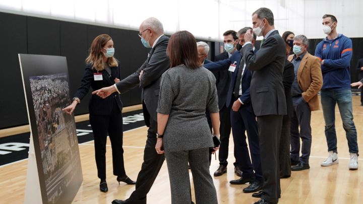 El Rey visita L'Alqueria del Basket y la obra del Casal España Arena