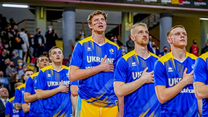 Artem Pustovyi canta el himno nacional ucraniano junto al resto de sus compañeros antes del partido contra Rusia.