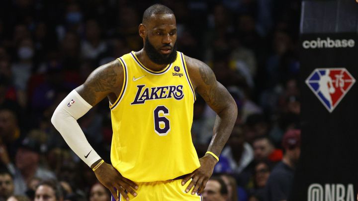 La afición de los Lakers cargó contra LeBron, al que pitó en la derrota angelina ante los Pelicans. Draymond Green sale en defensa del Rey.