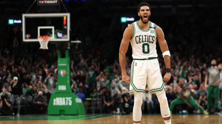 Tras un inicio desastroso, los Celtics se han convertido en un equipo coral, con una defensa extraordinaria y una gran labor de sus estrellas. El Garden vuelve a soñar.