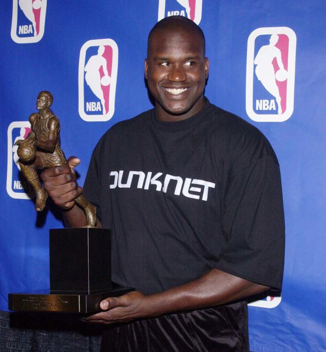 Shaq recibe el MVP de la temporada del año 2000.