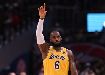 LeBron James abraza la historia