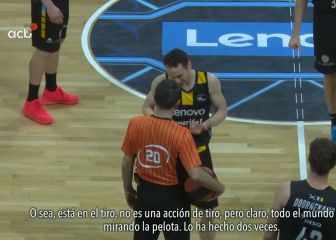 La extensión del entrenador en el campo: Marcelinho Huertas con micrófono es un espectáculo