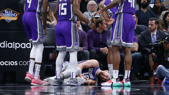 La estrella de los Sacramento Kings, Domantas Sabonis, sufre una contusión en la rodilla izquierda y puede que no vuelva hasta la temporada que viene.