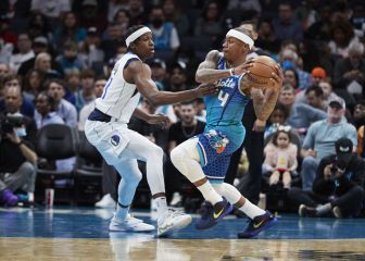 Isaiah deshace las maletas