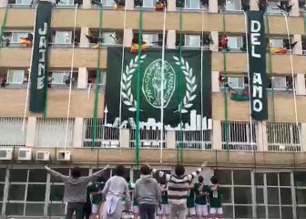 A motivar no les gana nadie: vean lo que hace este colegio mayor en sus partidos de baloncesto