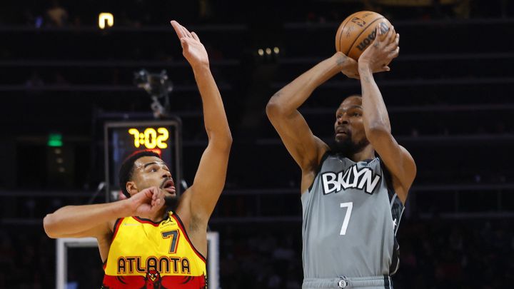 Kevin Durant, alero de Brooklyn Nets, lanza sobre Timothe Luwawu-Cabarrot, de Atlanta Hawks.