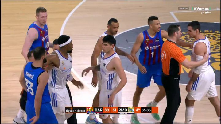 La caliente tangana del Clásico que ha acabado con Mirotic y Abalde expulsados