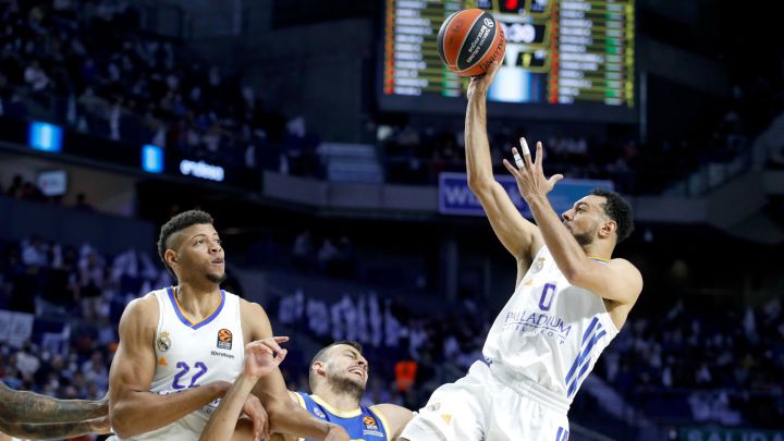 Nigel Williams-Goss, base del Real Madrid, lanza ante el Maccabi Tel Aviv.
