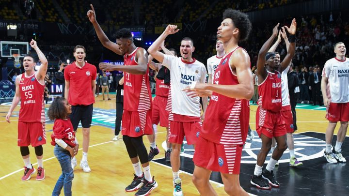 Los jugadores del Baxi Manresa celebran el pase a la final de la Champions FIBA.