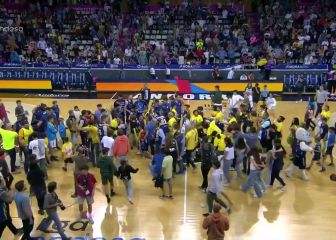 La reacción de la grada tras confirmarse el descenso en casa con todos totalmente abatidos