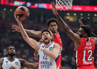 Vasilije Micic silencia la marea roja con un triple de ensueño