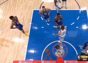 El surrealista tiro libre de Green: Doncic tuvo que ir a felicitarle