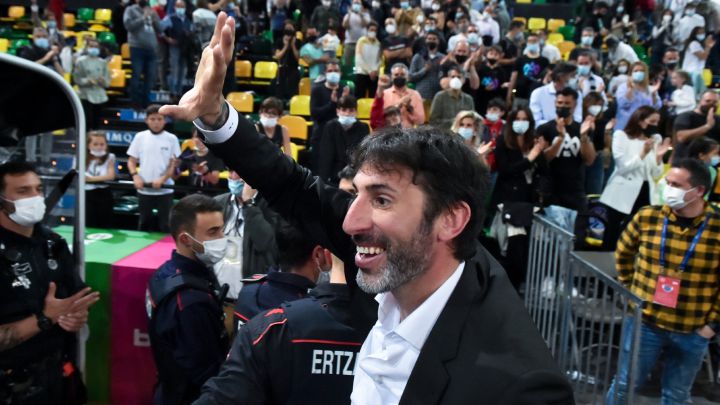 Mumbrú deja Bilbao tras 13 años como jugador y técnico