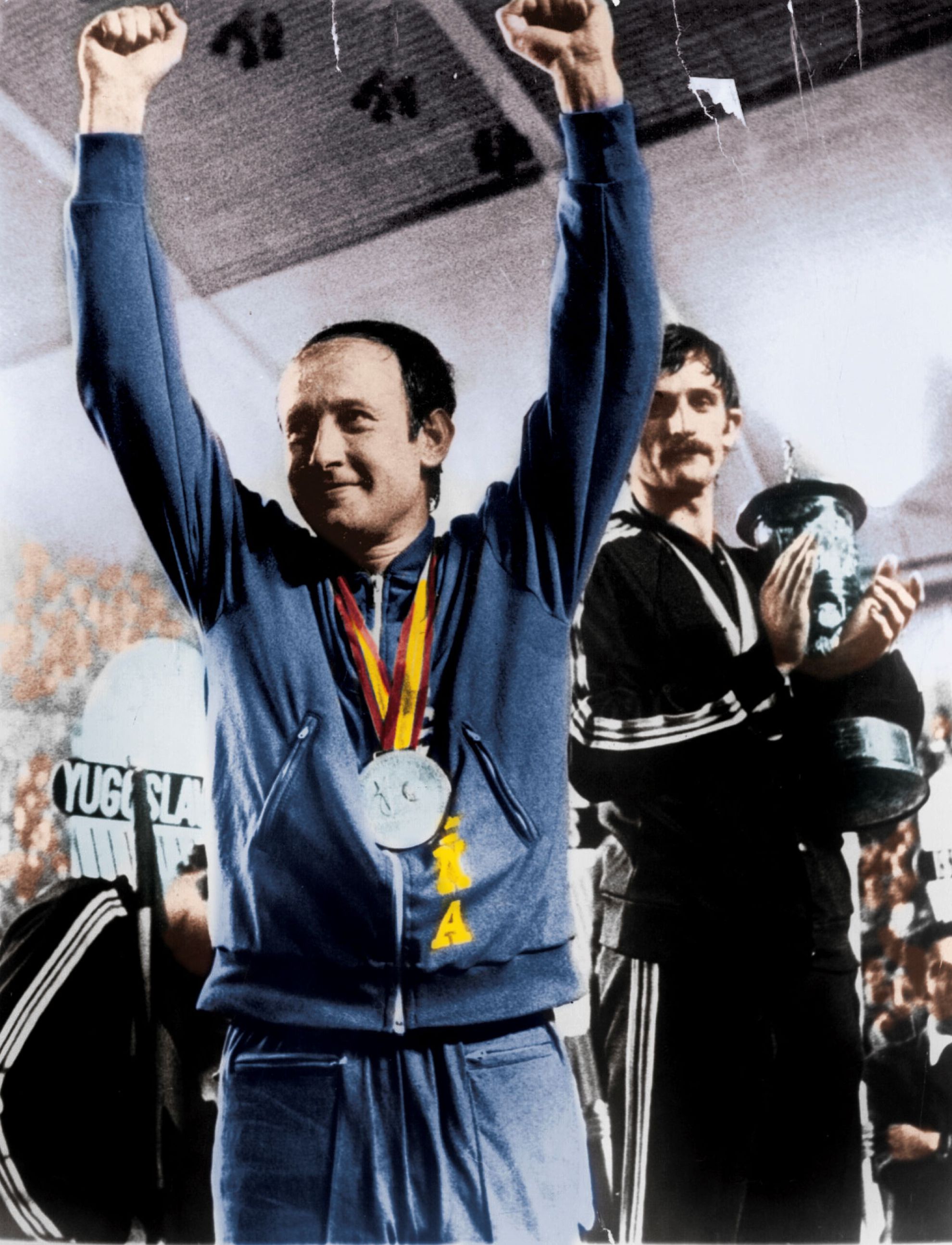 Nino Buscato luce la medalla de plata del Eurobasket de 1973.