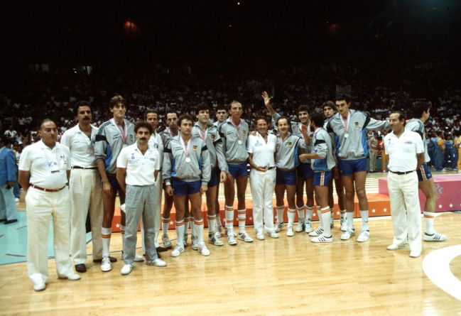 La Selección posa sobre la pista de El Forum de Los Ángeles tras conseguir la medalla de plata en los Juegos Olímpicos de 1984.