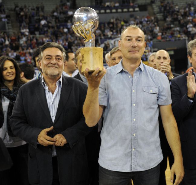 Pepu Hernández, a la izquierda de Nacho Azofra, en la celebración de los diez años de la final de la ACB contra el Barcelona.
