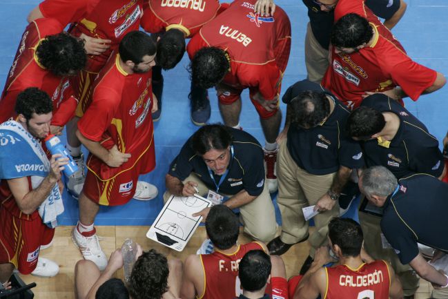 Pepu Hernández da instrucciones a sus jugadores durante la final del Eurobasket contra Rusia.